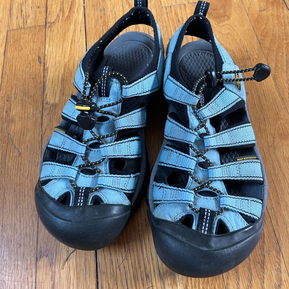 KEEN Newport H2 covered toe sandal size 7.5